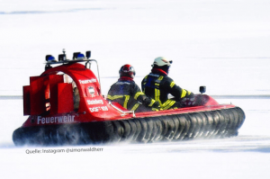 Scout Hovercraft Motor: Hersteller: Weber Motor AG Markdorf/Bodensee Leistung: 72 kW bei 7300 min Hubraum: 749 cm³ 2 Zylinder Propeller: Mulit-Wing 12 Blatt 980mm Speed: > 80Kmh Typ: Modell XS 425 H0 750 Maße: Länger: 4,25m Breite: 2,0m Höhe: 1,4m Gewicht: 355kg Aufbau: GFK-Verbundfaserstoff mit PUR-Hartschaum-Auftriebskörper Max. Pers: 4 Personen Schwebehöhe: 12 – 17cm Baujahr: 2007 Anhänger: Hersteller: Fa. Kleeberger Kippfähige, mit schräg ausstellbaren Seitenwänden, Klapprückwand als Auffahrbühne, elektr. Seilwinde, Tandemachs-Anhänger nach Maß